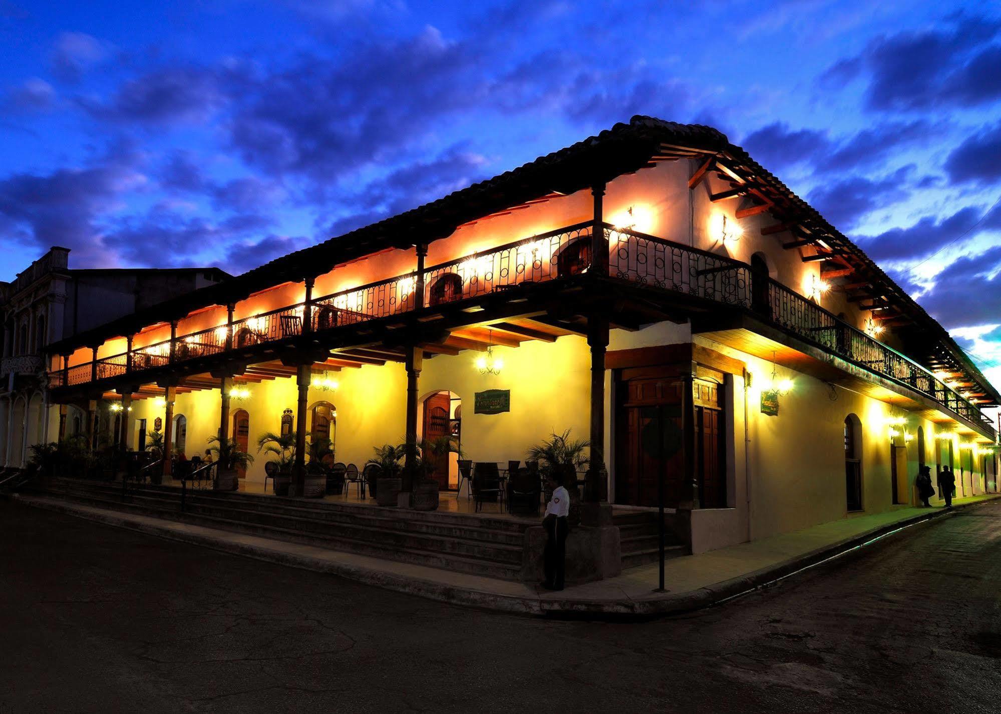 Plaza Colon - Nicaragua Hotel Granada